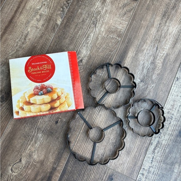 Williams Sonoma Stack & Fill Scalloped Pancake Molds - Set of 3 - Picture 2 of 4